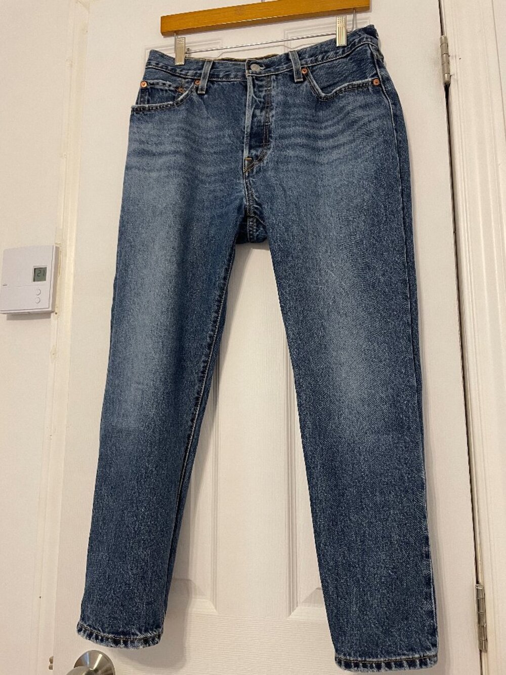 Levis / Medium Dark Blue 501 Cropped Jeans